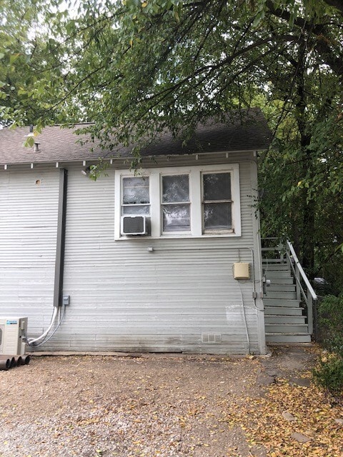 Building Photo - Cozy upstairs garage apartment