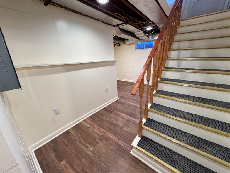 Building Photo - 607 Hollins Ave