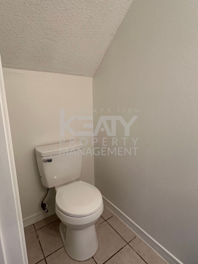 Building Photo - 2 Bed / 1.5 Bath Apartment COMING SOON!