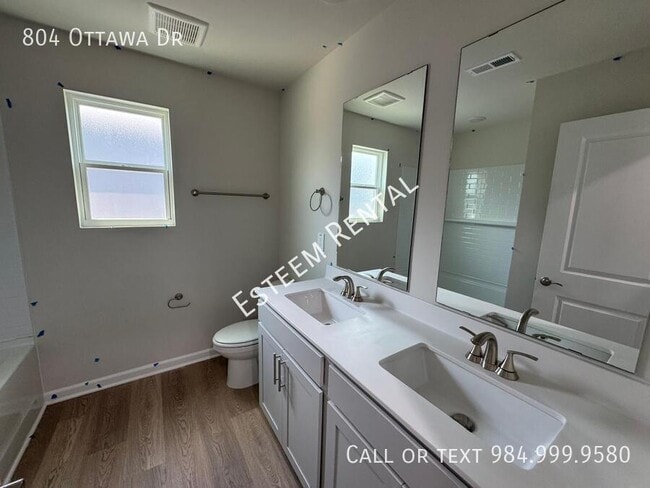 Building Photo - 804 Ottawa Dr