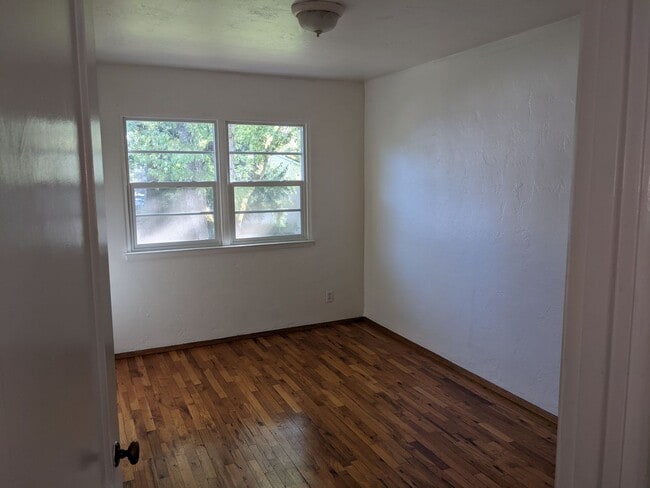 Building Photo - Beautiful 2 bedroom Townhome