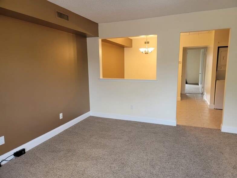 Building Photo - 2047 Jason Dr