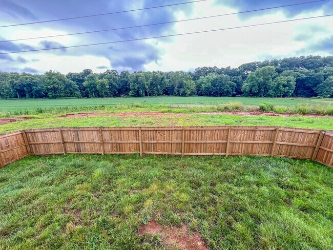 Building Photo - Move-In Specials Available! Beautiful Sing...