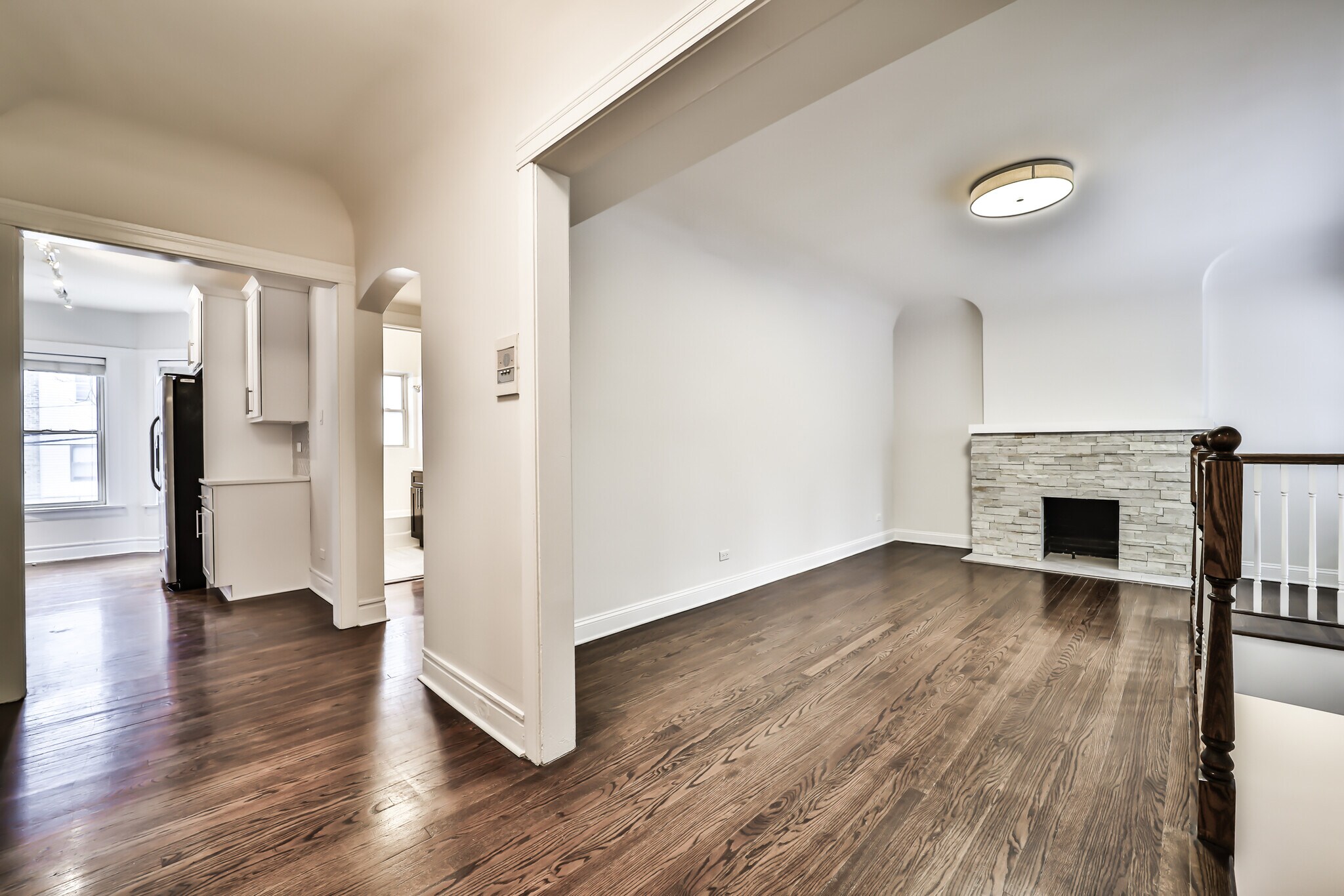 Building Photo - 734 W Waveland Ave