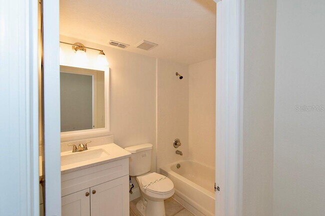 Building Photo - 1707 Golfview Dr