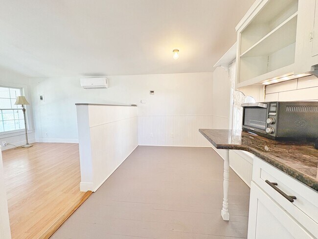 Building Photo - Cute country cottage, utilities included!