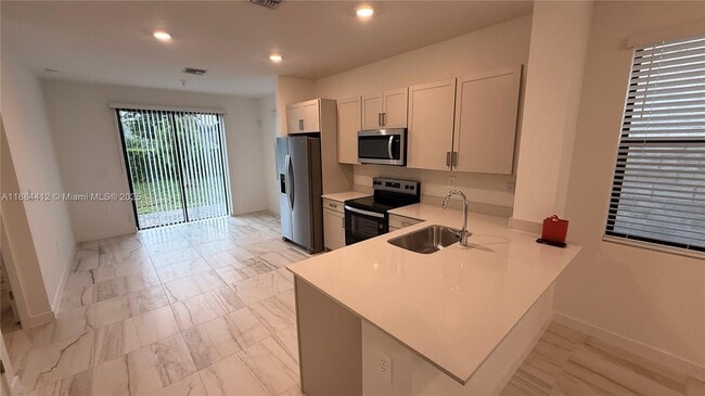 Building Photo - 1684 SE 7th Ct