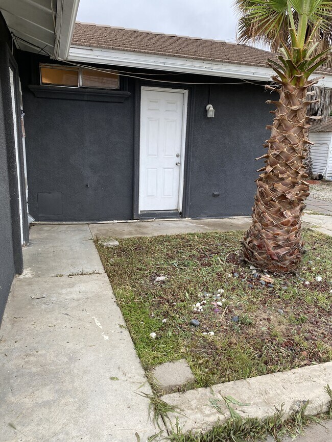 Building Photo - 16510 Lakeshore Dr