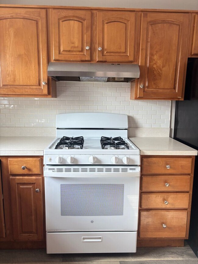 Building Photo - Charming 3-Bedroom Twin Home for Rent in L...