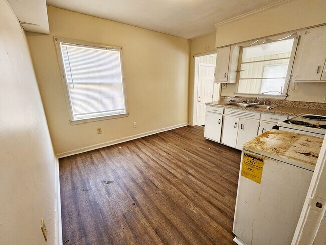 Building Photo - 1200 W Lincoln Ave