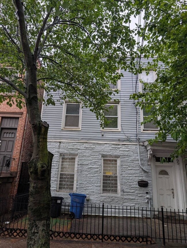 Primary Photo - 65 Bright St