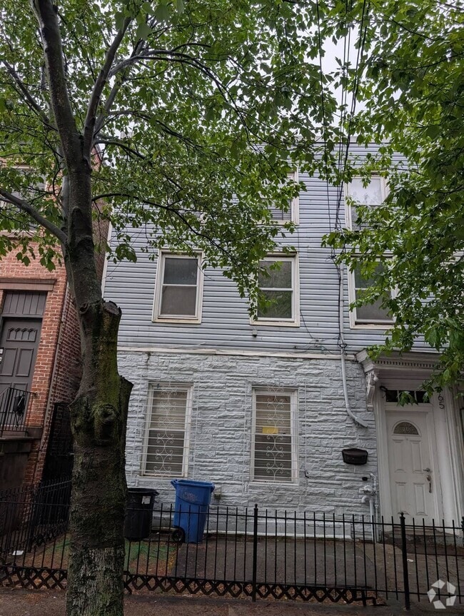 Building Photo - 65 Bright St