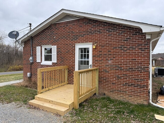 Building Photo - Dublin Brick home Three Bedroom, One Bathroom available Now