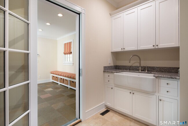 Building Photo - 63 Belden St