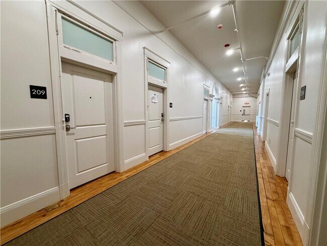 Building Photo - 1624 Lonsdale Ave