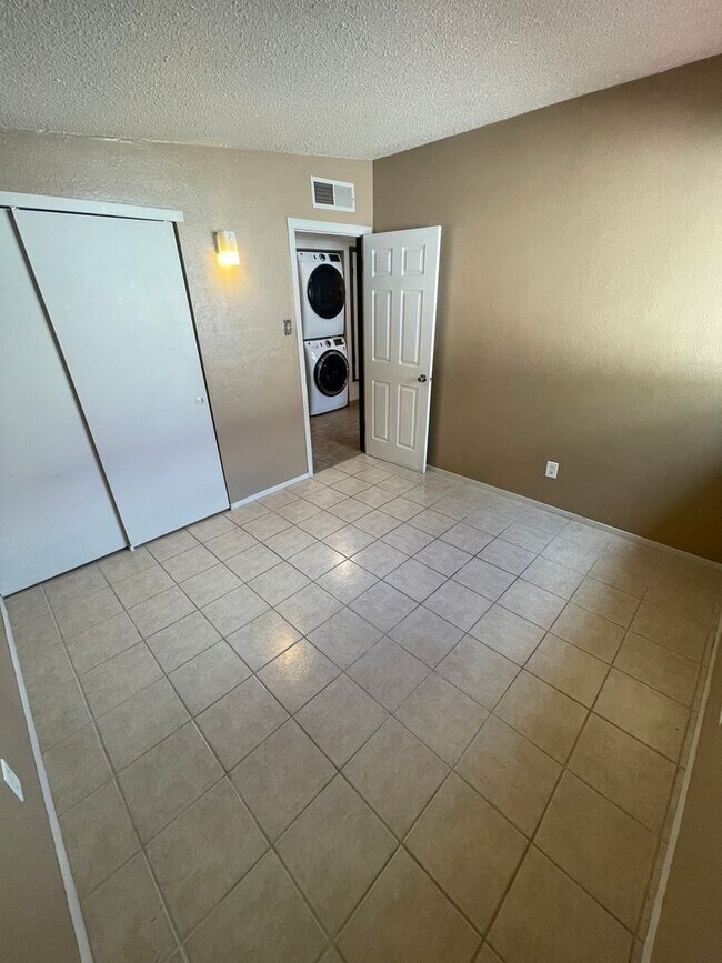 Building Photo - Beautifully Updated 3 Bedroom/2 Bathroom H...
