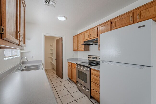Building Photo - 402 N 101st Pl
