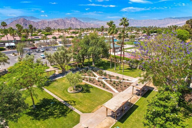 Building Photo - 2-Bedrooms and 2-Bathrooms Home Palm Desert