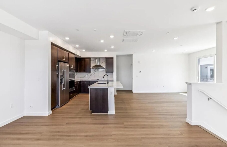 Building Photo - 818 Redberry Way