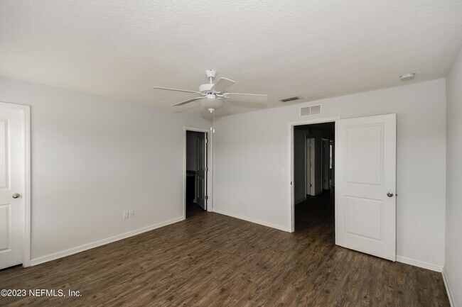 Building Photo - 570 Eiseman Wy