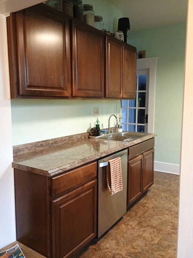 Building Photo - Spacious Craftsman in the Heart of North Spokane