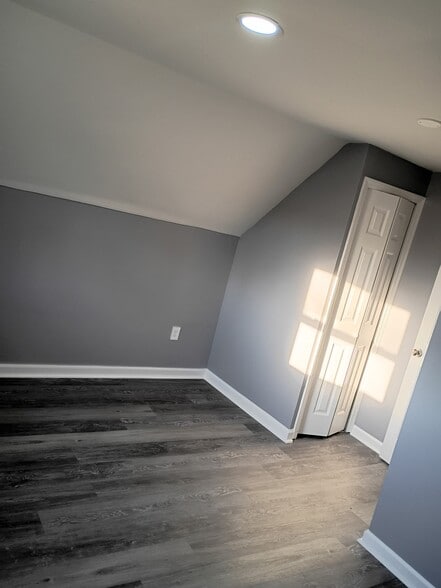 Building Photo - 18 Adger St