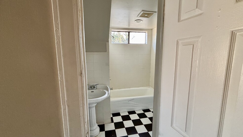 Bathroom - 1709 Miriam St