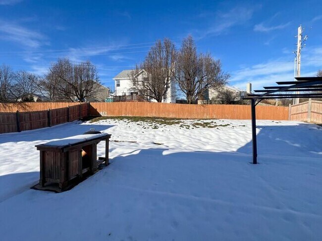 Building Photo - Cozy 3-Bedroom, 4-Bathroom Home in Saint L...