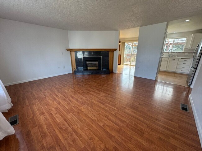 Building Photo - 4Bd/2.25Ba Kent House