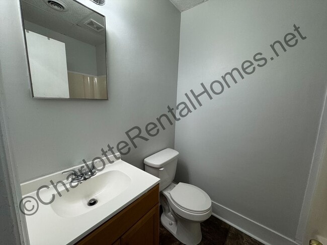 Building Photo - 113 E Pine St