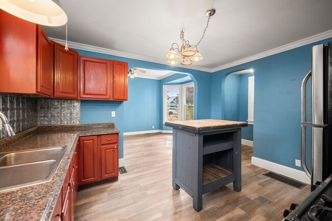 Building Photo - Centrally Located Home With Unbelievable C...