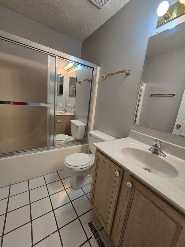 Building Photo - 2200-2202 Parks Edge