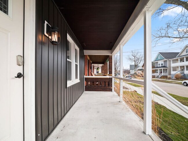 Building Photo - 1415 W 57th St