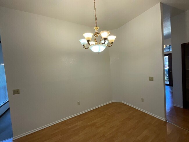 Building Photo - Spacious 3 bed, 2 bath, 2 living areas, 2 car garage