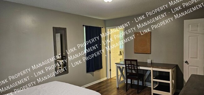 Building Photo - Don't miss this Large 3 or 4 bedroom 2 ful...