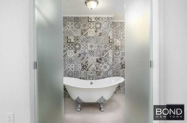 Building Photo - 2 bedroom in ASTORIA NY 11102