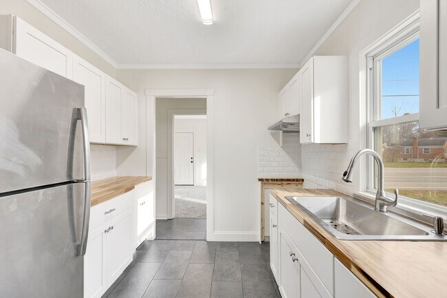 Building Photo - 6985 Beechmont Ave