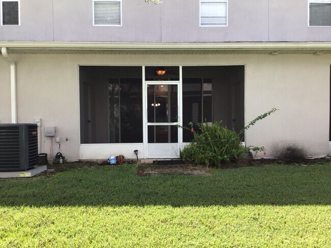 Building Photo - Spacious 3 bedroom, 2.5 bath townhouse in ...