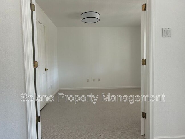 Building Photo - 542 Fiesta Ct