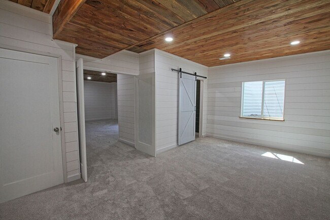 Building Photo - 6 bed 4 bath 3 car garage Crystal Valley Ranch house