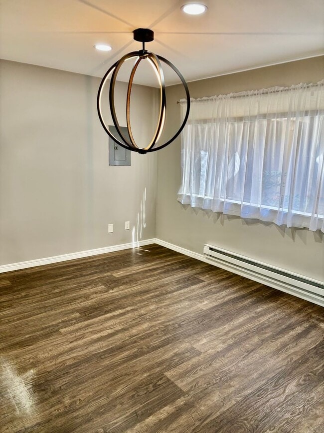 Building Photo - 2 Bed / 2 Bath updated Mercer Island condo $2,945/mo