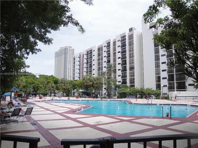 Building Photo - 17021 N Bay Rd