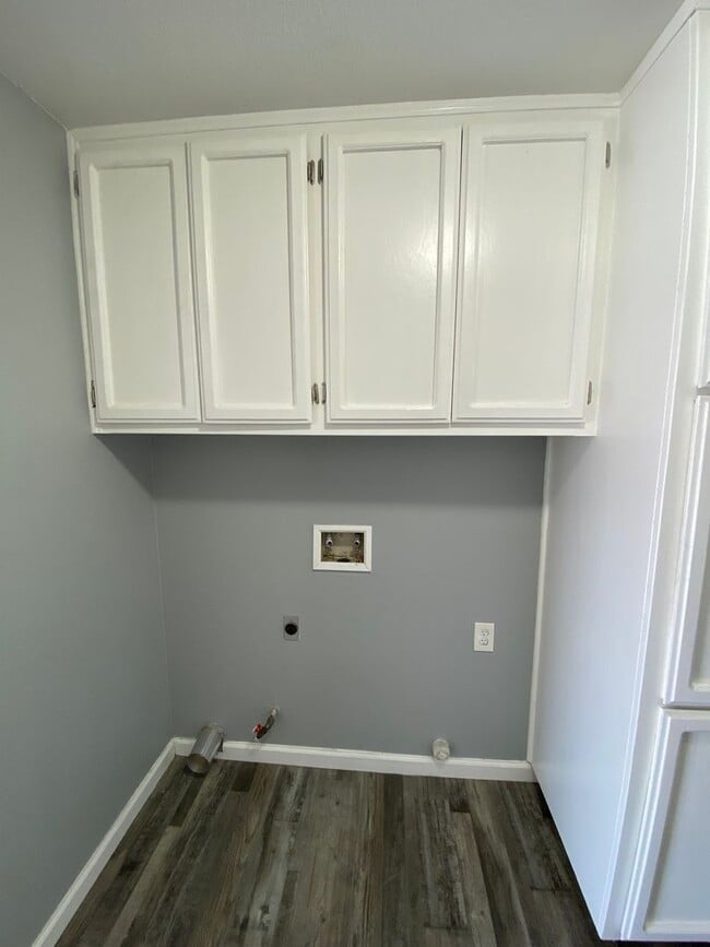Building Photo - Newley Remodeled 3 BD 2 BA house on corner...
