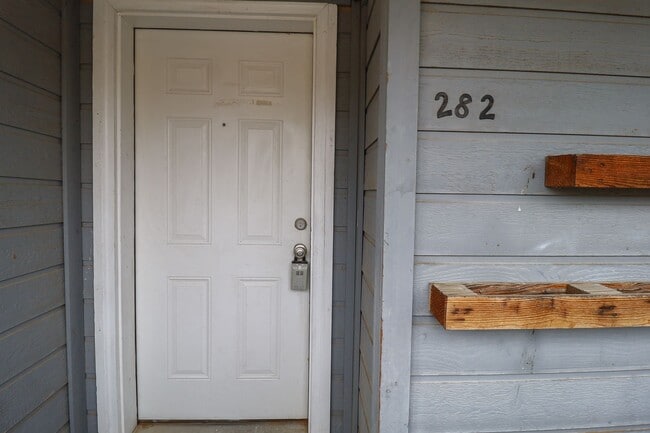 Building Photo - 2 Bed | 1 Bath | South Tulsa