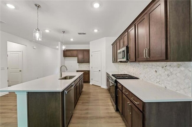 Building Photo - 204 Silverleaf Trl