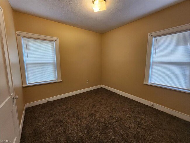 Building Photo - 1306/1308 E 134