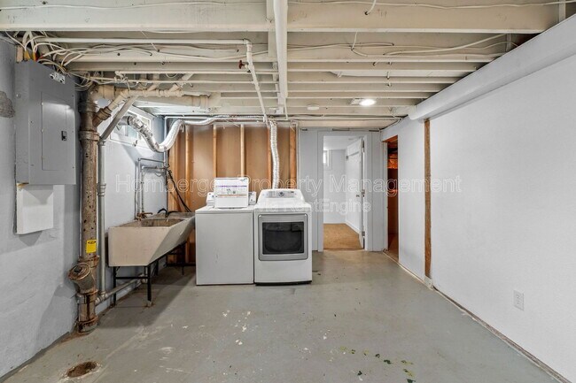 Building Photo - 807 E 40th Ave