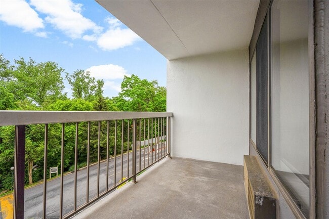 Building Photo - 200 High Point Dr