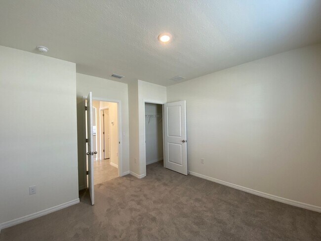 Building Photo - Lake Diamond-North - 4/2/2 *Available Now*...