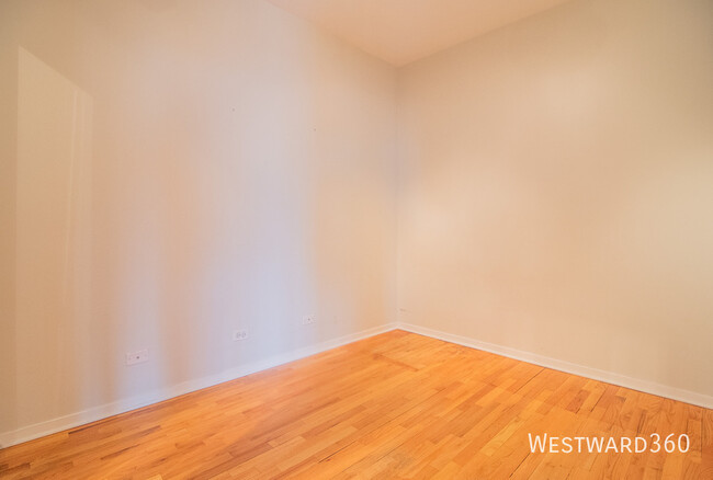 Building Photo - Fantastic two bed in West Town!